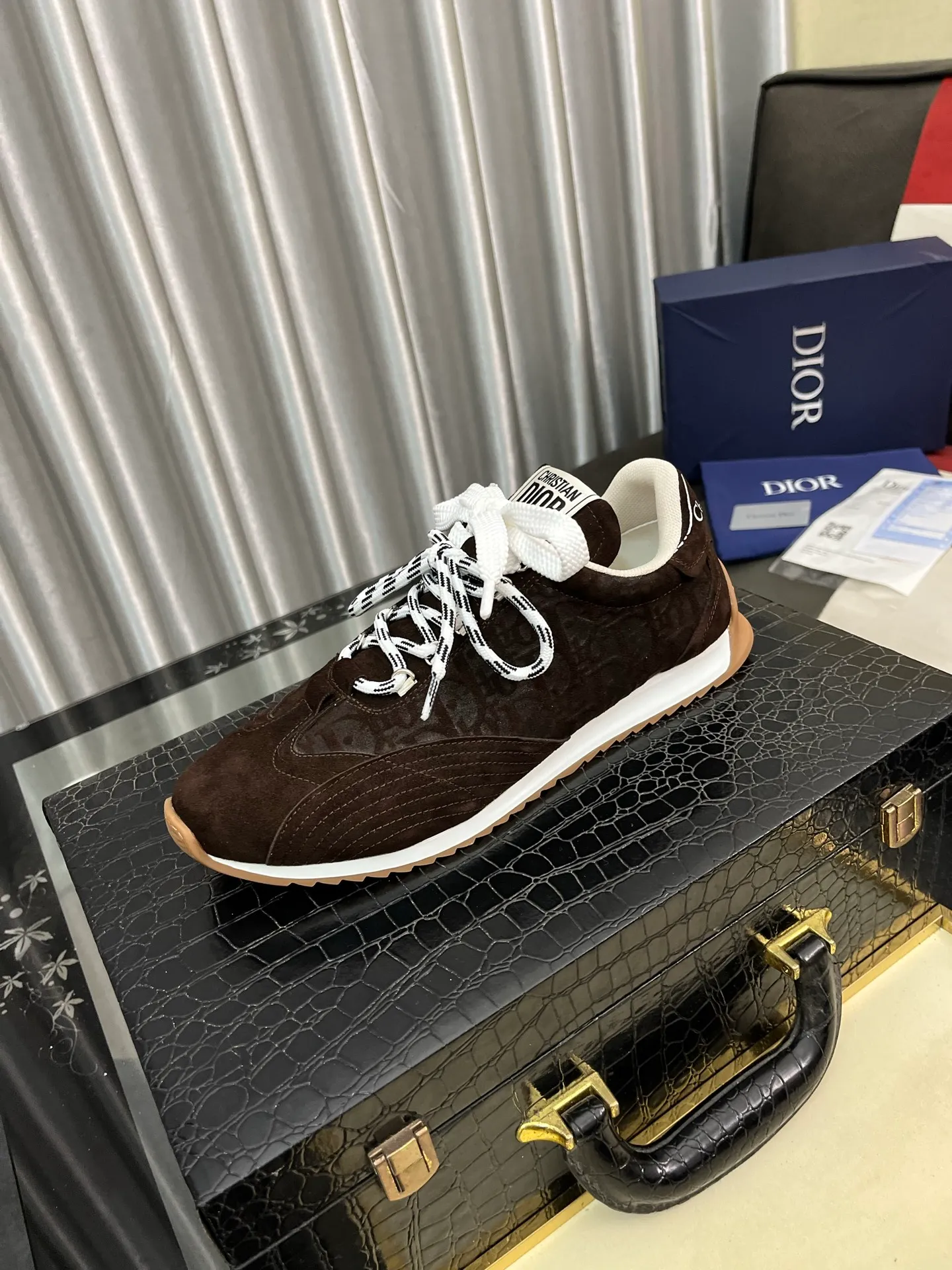 Men's shoes 💰500⌚️⌚️Dior original quality.~ Unique modern style sneakers. 🏃A must-have casual shoe for trendy men😍😍 Original brand imported from Italy, imported original leather, sheep lining (refuses to discolor and grind feet) Sole: Original sole provided by the original factory, French lazy style design ⚠️Fit to the feet, original quality, super comfortable original sole. Just like shooting the real thing 🎬The real thing is better Code number: 38-446️⃣Colors available
